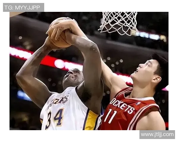 姚明在NBA赛场上强势压制沙奎尔奥尼尔展现巨星风范与篮球智慧 姚明在NBA赛场上强势压制沙奎尔奥尼尔展现巨星风范与篮球智慧