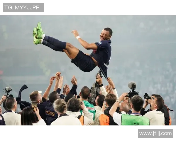 足球明星精彩进球瞬间双人庆祝动作图赏析与解读 足球明星精彩进球瞬间双人庆祝动作图赏析与解读