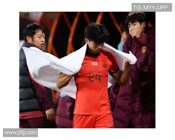 足球明星的新潮发型扎个辫子展现个性风采与球场魅力