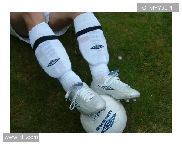 足球明星如今是否依然热衷于穿着足球袜探讨时尚与运动的结合