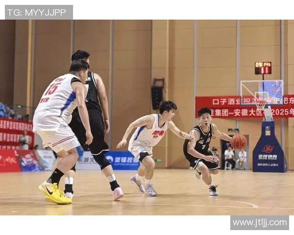 篮球明星在赛场上挥洒汗水的精彩瞬间与甩手动作的完美捕捉